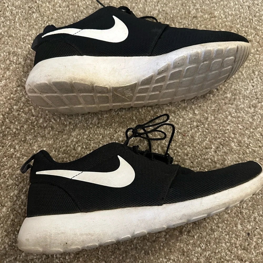 Nike Roshe One Shoes. Mens Size 8 Excellent Condition